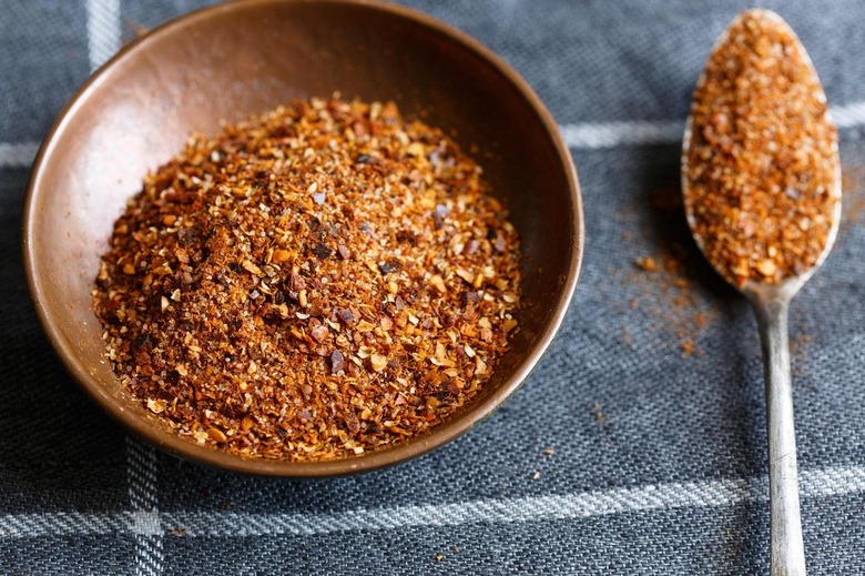 Le merkén, l’épice chilienne qui nous va si bien 2 Merkén chilien moulu dans un bol en bois, avec cuillère d’épice.