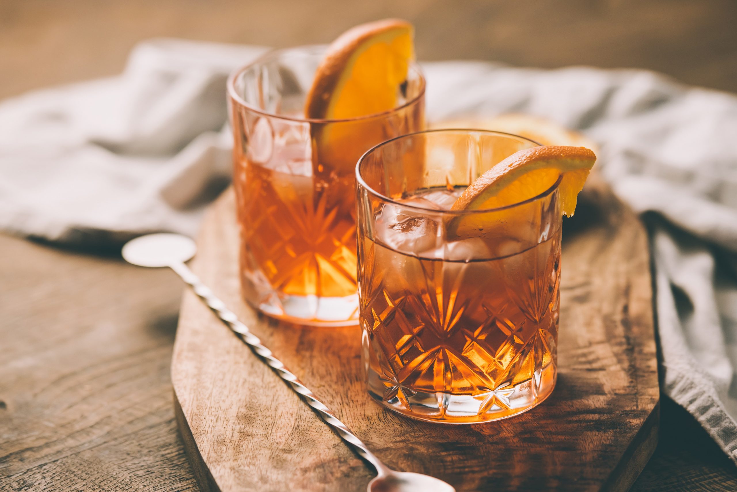 Au bar, les cocktails d’Armony : cocktails artisanaux marseille 4 Old Fashioned ambré dans verre taillé, glaçons et tranche d’orange.